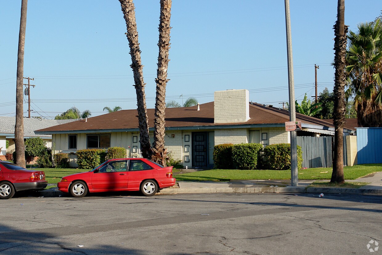 Primary Photo - 2145 E Almont Ave