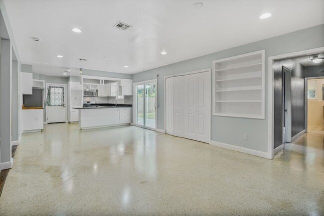 Foto del edificio - 6015 Dover Pl