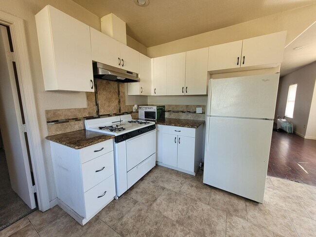 Building Photo - 1473 N Del Mar Ave