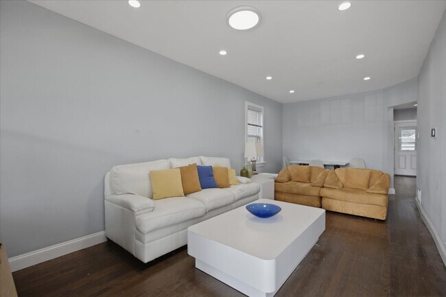 Building Photo - 2430 N Normandy Ave
