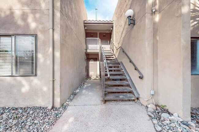 Building Photo - 939 Country Club Dr SE