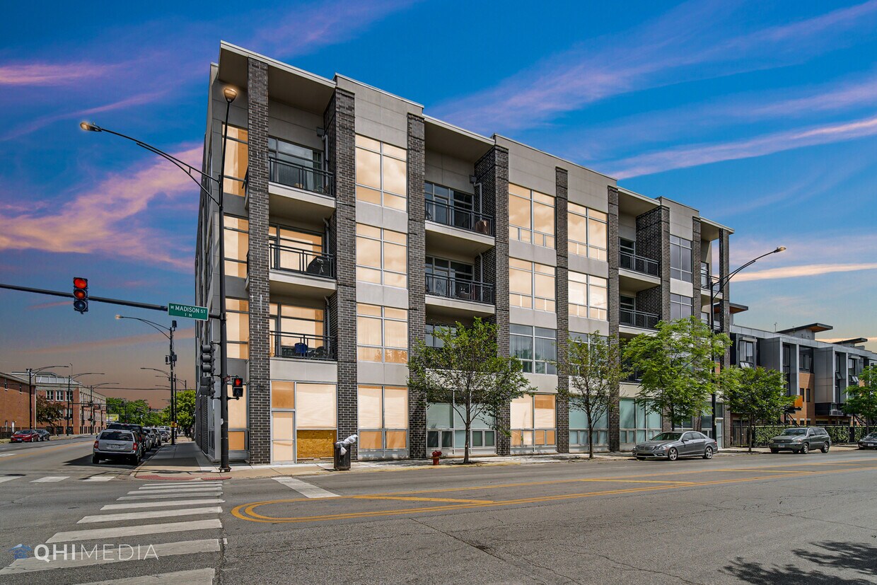 Primary Photo - 5 N Oakley Blvd