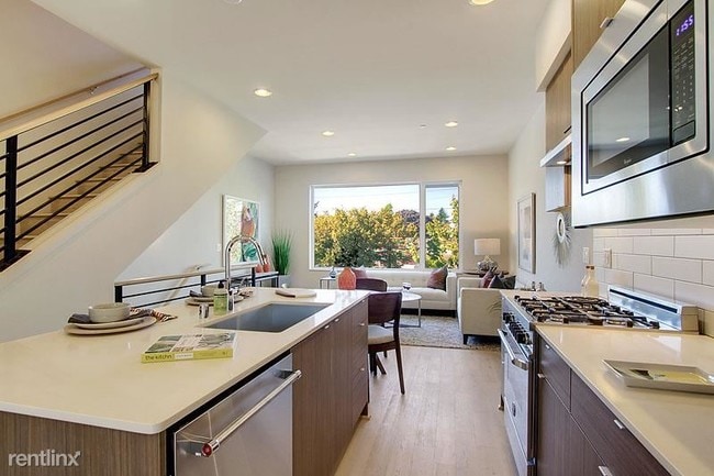 Building Photo - 3221 California Ave SW