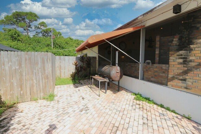 Foto del edificio - 4811 Seagrape Dr