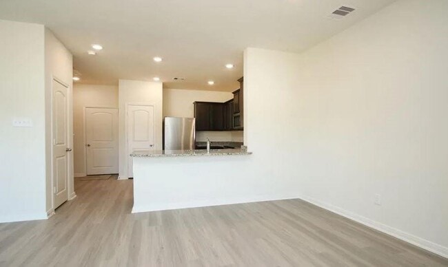 Building Photo - 549 Bains St