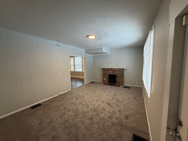 Foto del edificio - Hidden Gem on a Quiet No-Outlet Street – Move-In Ready 3BR with Garage & Deck Near I-75
