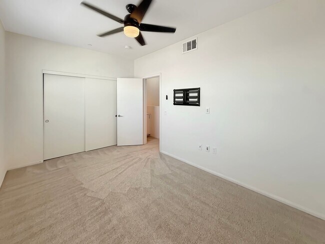 Foto del edificio - Spacious 4BR/3.5BA Townhome in Otay Ranch ...