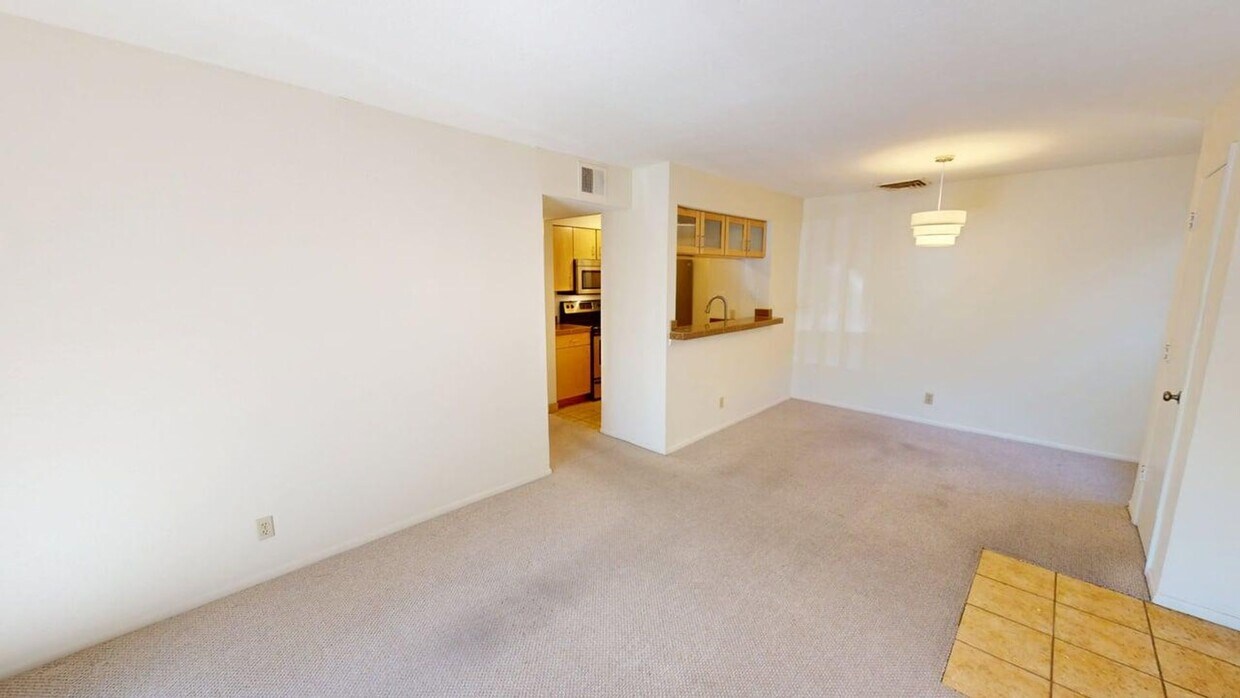 Foto principal - Light-Filled Upstairs Condo in a Prime Loc...