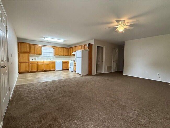 Building Photo - 1160 N Boxley Ave