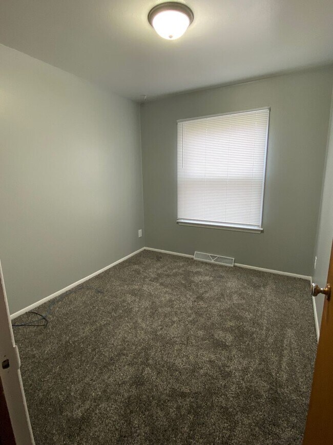 Building Photo - 3 Bedroom, 1 Bath with Double Stall Detach...