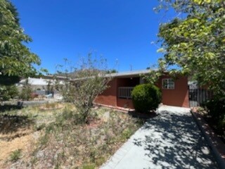 Foto del edificio - 10446 Commerce Ave