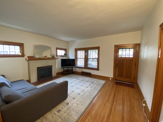 Building Photo - 810 S 33rd St