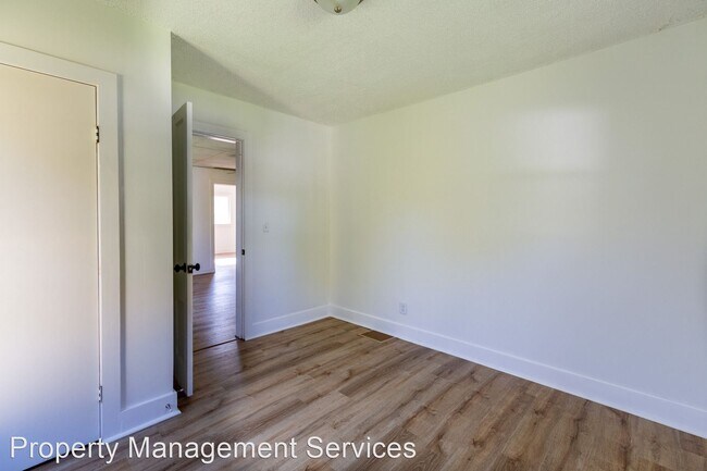 Building Photo - 3 br, 1 bath House - 405 E Plymouth St