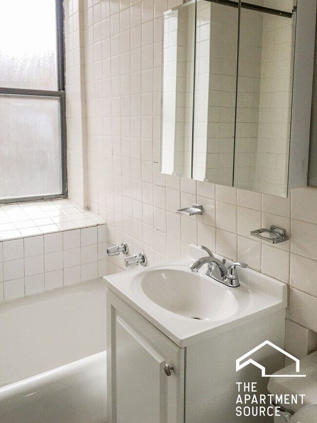 Foto del edificio - 540 W Briar Pl