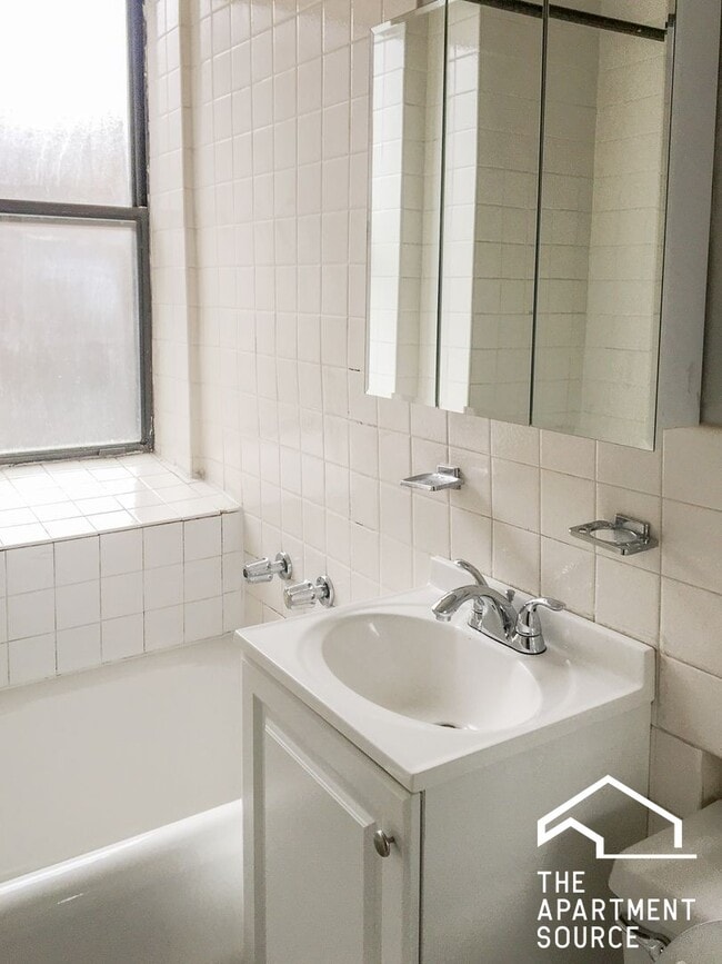 Building Photo - 540 W Briar Pl