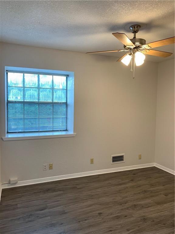 Building Photo - 2800 Westhill Dr