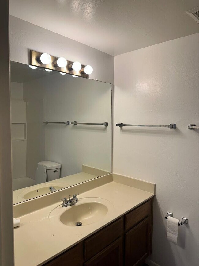 Foto del edificio - 930 N Mesa Dr