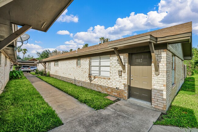 Building Photo - 1112 Violet Ave