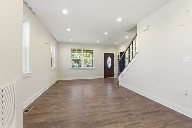 Building Photo - Stunning 5 BR/3.5 BA Single-Family Home in...