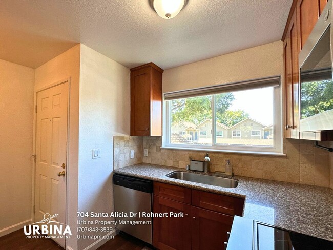 Building Photo - 704 Santa Alicia Dr