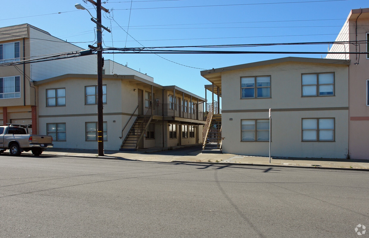 Primary Photo - 3235-3245 Vicente St