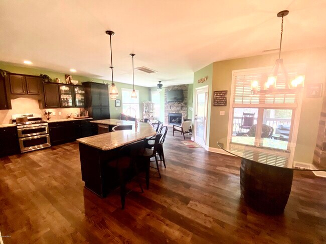 Foto del edificio - 409 Falls Creek Ct