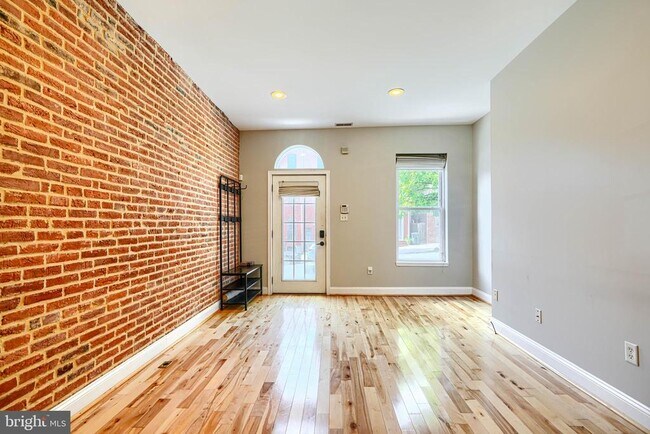 Foto del edificio - 229 S Washington St