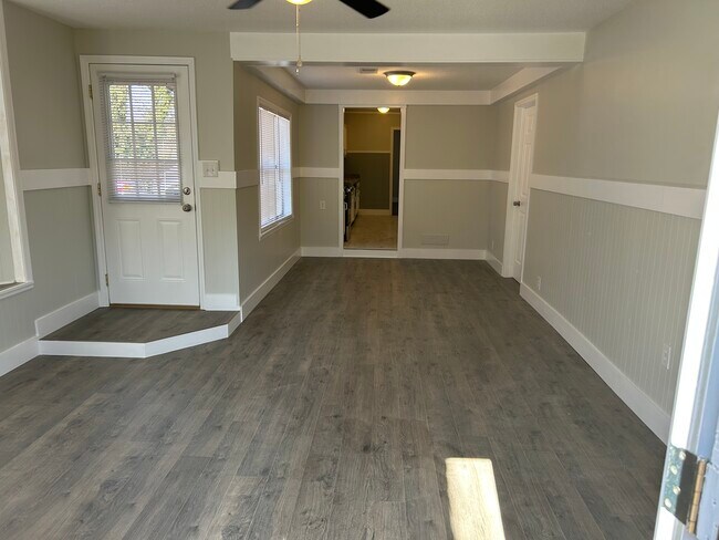 Building Photo - 600 Villard Dr