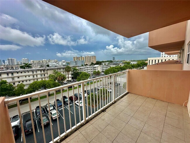 Building Photo - 2200 E Hallandale Beach Blvd