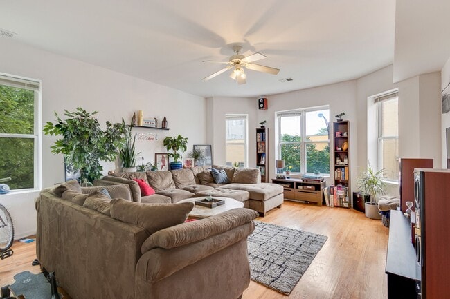 Building Photo - 1034 N Damen Ave