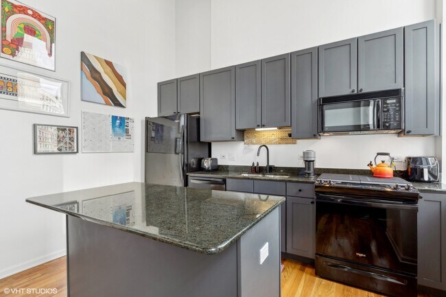 Building Photo - 758 N Larrabee St