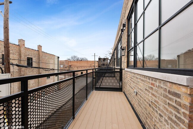 Foto del edificio - Beautiful 3 Bed 2 Bath Duplex unit in Heart of Lincoln Square