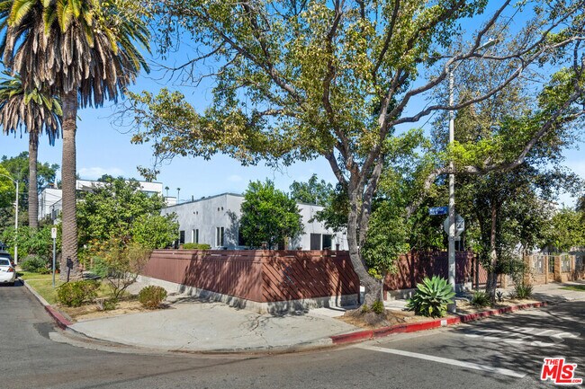 Foto del edificio - 1001 N Rampart Blvd