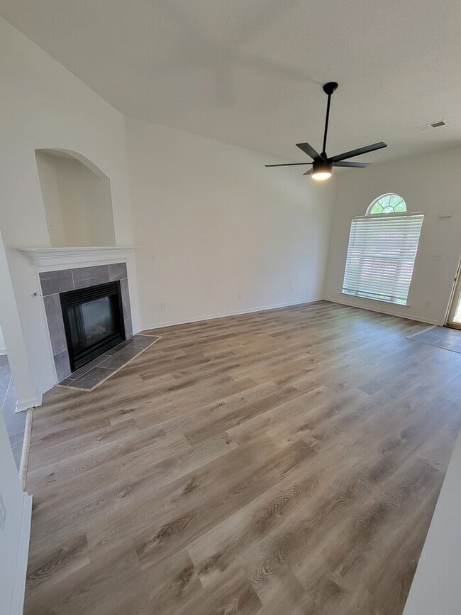 Building Photo - Newly Renovated Home