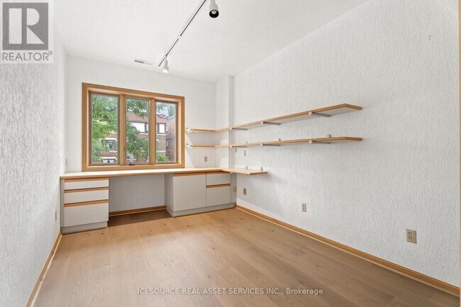 Photo du bâtiment - 574 St Clair Ave W