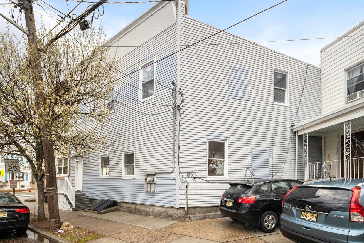 Primary Photo - 1016 Paterson Plank Rd