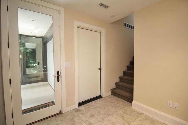 Building Photo - Beautiful, Bright & Modern 2 Bed, 2 Bath C...