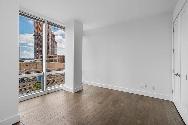 Building Photo - 5-19 Borden Ave