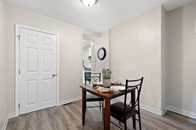 Building Photo - 2 Bedroom 1 Bath Townhouse for rent