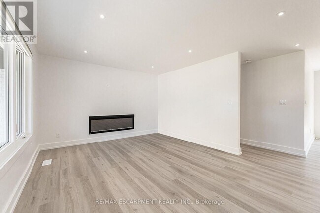 Building Photo - 664 Hiawatha Blvd