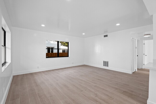 Foto del edificio - 442 NE 71st St