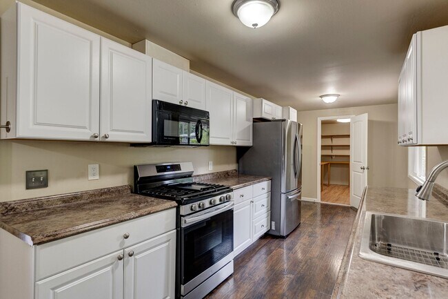Building Photo - Spacious 4 Bed 2 Bath Home