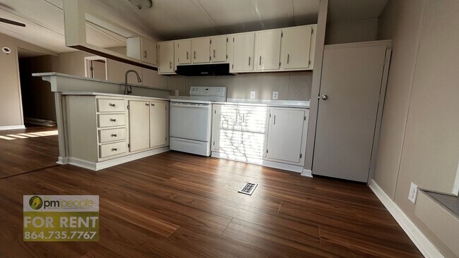 Foto del edificio - No rent until April 1st!! Simple Life, Serene Setting ~ Cozy 3/1.5 Available!