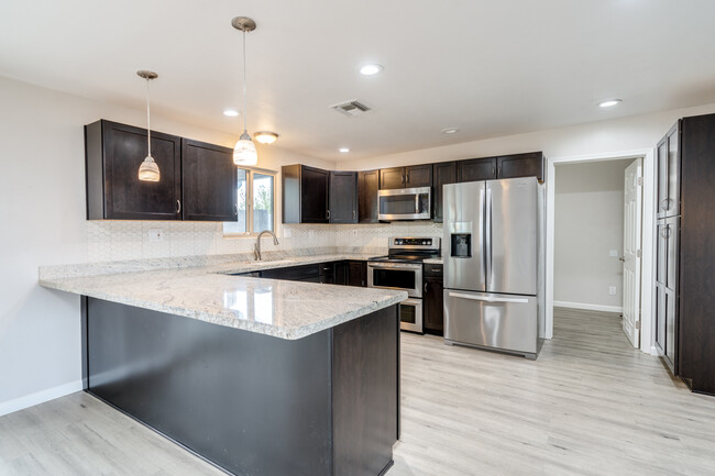 Building Photo - 6842 N Camino de las Brisas