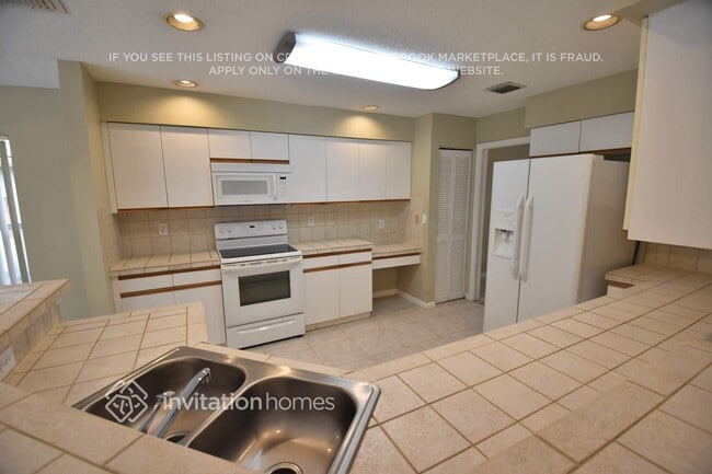 Building Photo - 6525 NW 54th Ct