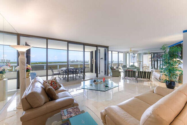 Foto del edificio - 100 Lakeshore Dr