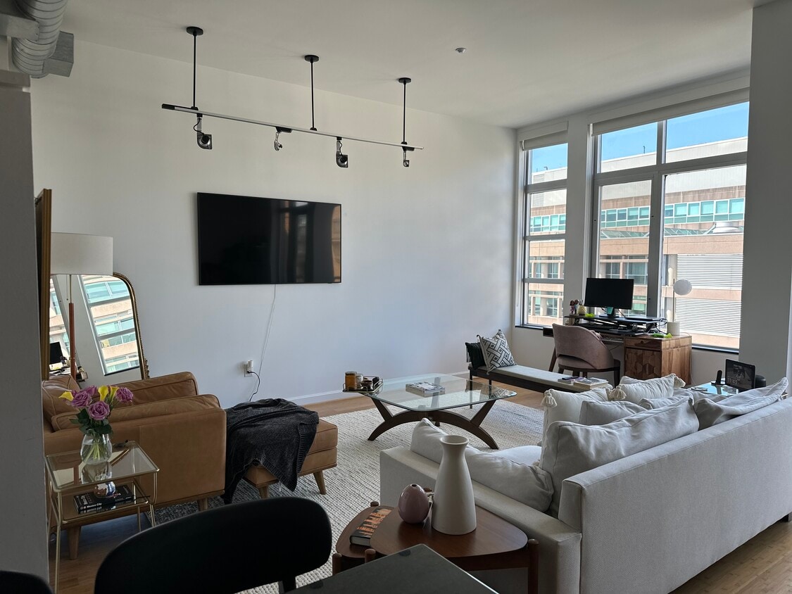 Spacious and open living room - 1390 V St NW (Washington, DC)