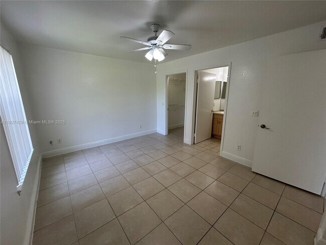 Foto del edificio - 1725 Palm Cove Blvd