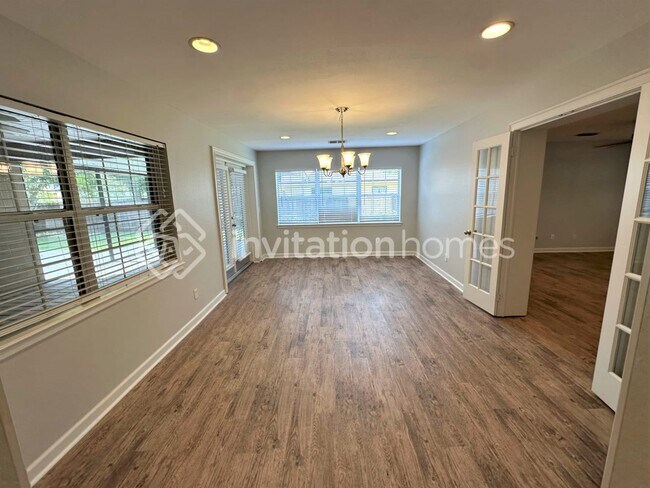 Building Photo - 705 Carvell Dr