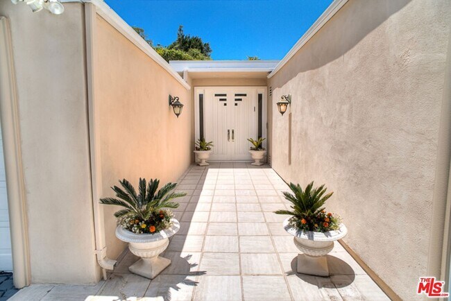 Foto del edificio - 3835 Sapphire Dr